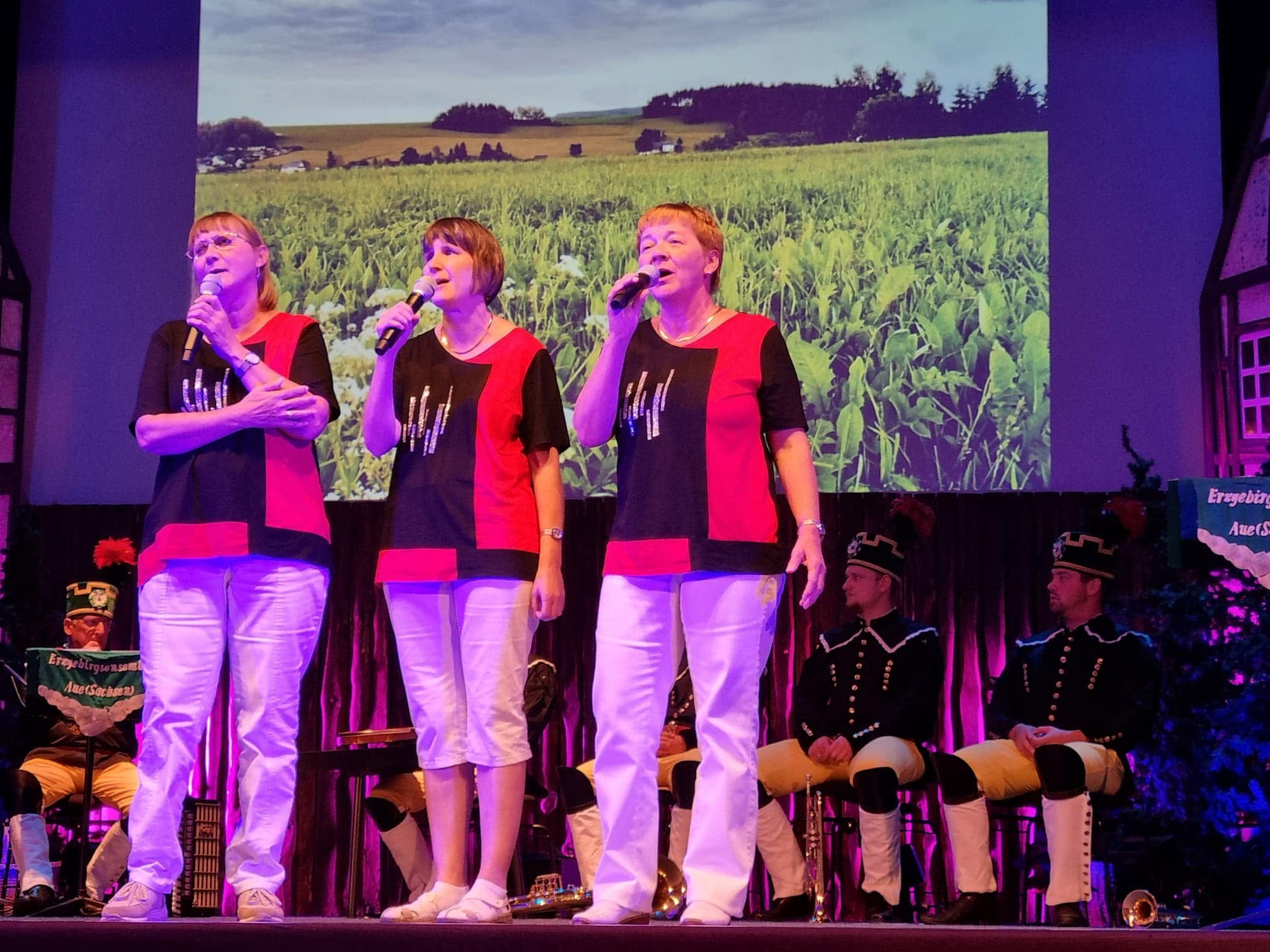 Heike, Birgit und Gabi singen auf der Bühne des Auer Kulturhauses