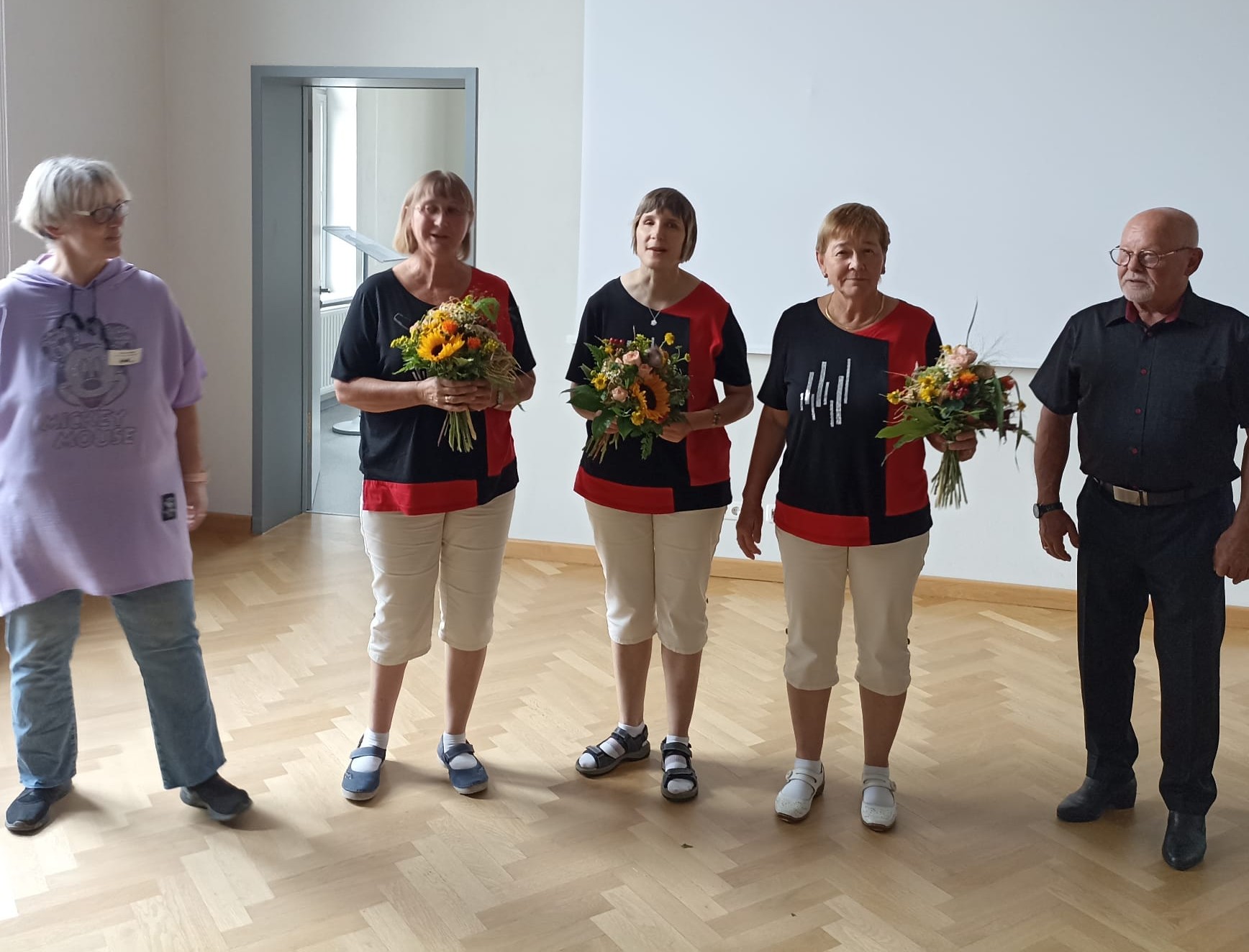 Nach getaner Arbeit ein Blumenstrauß für jedes Huhn