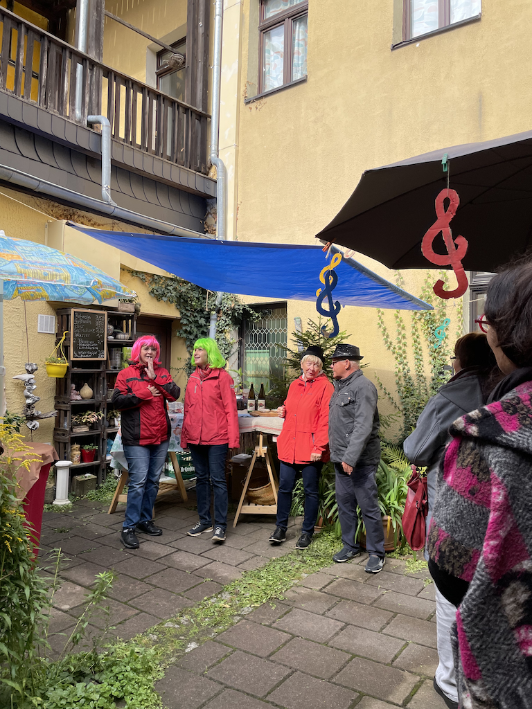 Wir singen unter einem blauen Segel "Ich kann mir nicht helfen, ich finde mich schön"