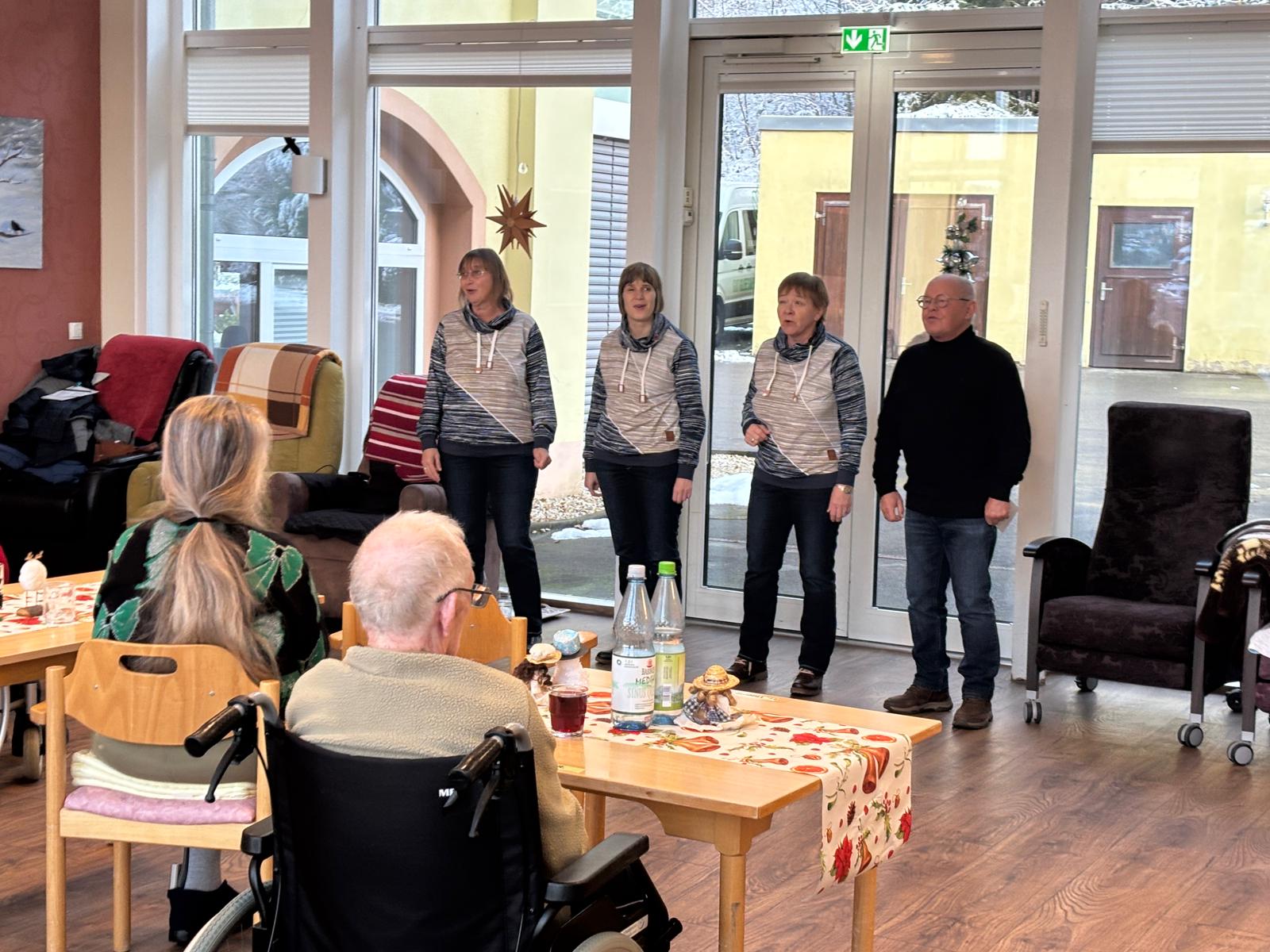 Die Blinden Hühner singen zu einer Adventsfeier für die Bewohner von Gut Gleesberg